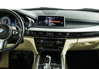 Подержанный автомобиль BMW X5 2015 года (14 фото)
