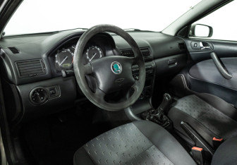 Подержанный автомобиль Skoda Octavia Liftback 2008 года (11 фото)