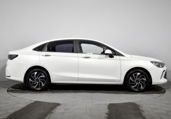 Подержанный автомобиль BAIC U5 Plus 2023 года (4 фото)