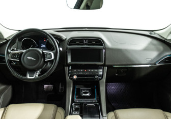 Подержанный автомобиль Jaguar F-Pace 2018 года (13 фото)
