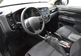 Подержанный автомобиль Mitsubishi Outlander 2019 года (10 фото)