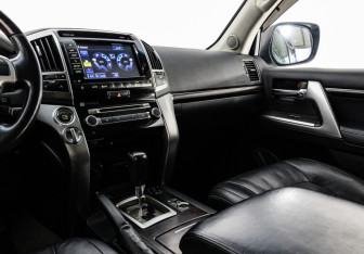 Подержанный автомобиль Toyota Land Cruiser Suv 2012 года (14 фото)