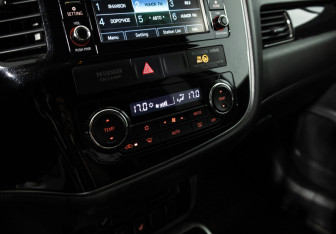 Подержанный автомобиль Mitsubishi Outlander 2017 года (16 фото)