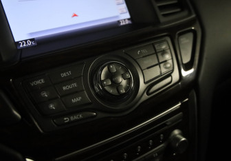 Подержанный автомобиль Nissan Pathfinder 2015 года (14 фото)