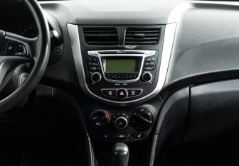 Подержанный автомобиль Hyundai Solaris Sedan 2013 года (14 фото)