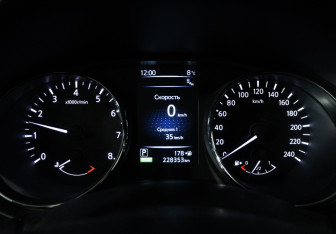 Подержанный автомобиль Nissan X-Trail 2017 года (12 фото)