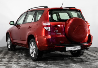 Подержанный автомобиль Toyota RAV4 2010 года (7 фото)