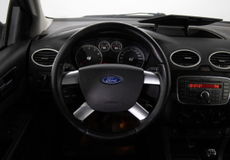 Подержанный автомобиль Ford Focus Sedan 2007 года (8 фото)