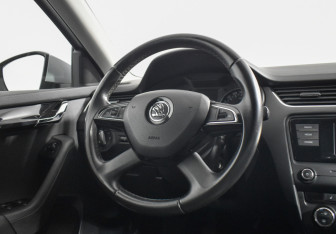Подержанный автомобиль Skoda Octavia Liftback 2015 года (14 фото)
