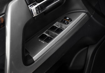 Подержанный автомобиль Toyota Land Cruiser Suv 2012 года (11 фото)