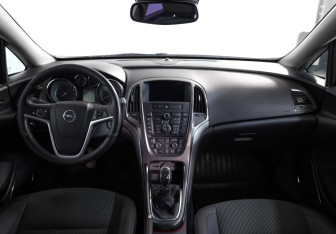 Подержанный автомобиль Opel Astra Hatchback 2011 года (8 фото)