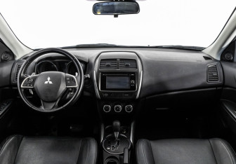 Подержанный автомобиль Mitsubishi ASX 2013 года (10 фото)