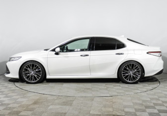 Подержанный автомобиль Toyota Camry Sedan 2018 года (8 фото)