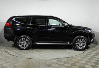 Подержанный автомобиль Mitsubishi Pajero Sport 2017 года (4 фото)