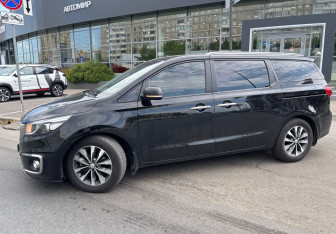 Подержанный автомобиль Kia Carnival 2017 года (2 фото)