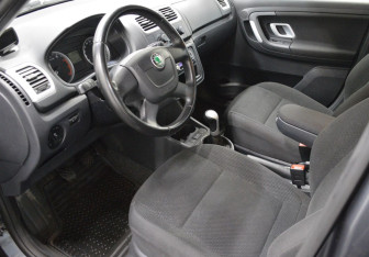 Подержанный автомобиль Skoda Fabia Hatchback 2009 года (10 фото)