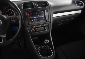 Подержанный автомобиль Volkswagen Golf Hatchback 2012 года (18 фото)