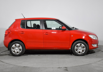 Подержанный автомобиль Skoda Fabia Hatchback 2012 года (4 фото)