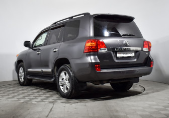 Подержанный автомобиль Toyota Land Cruiser Suv 2013 года (8 фото)
