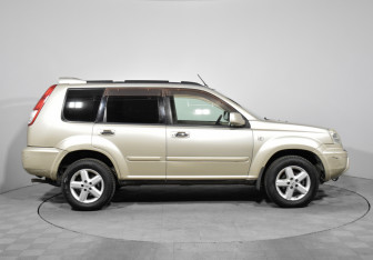 Подержанный автомобиль Nissan X-Trail 2003 года (4 фото)