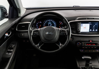 Подержанный автомобиль Kia Sorento 2018 года (13 фото)