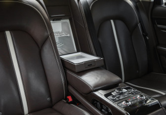 Подержанный автомобиль Audi A8 2011 года (31 фото)