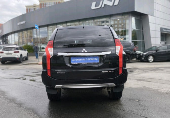 Подержанный автомобиль Mitsubishi Pajero Sport 2017 года (5 фото)