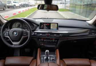 Подержанный автомобиль BMW X6 2015 года (10 фото)