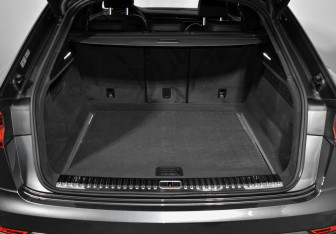 Подержанный автомобиль Audi Q8 2019 года (26 фото)