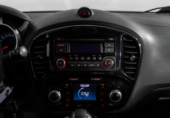 Подержанный автомобиль Nissan Juke 2013 года (16 фото)