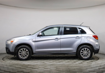 Подержанный автомобиль Mitsubishi ASX 2012 года (8 фото)