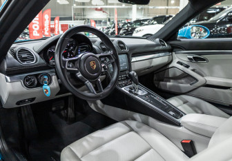 Подержанный автомобиль Porsche Cayman 2018 года (12 фото)