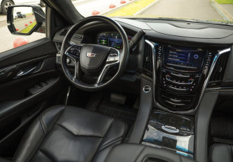 Подержанный автомобиль Cadillac Escalade Suv 2016 года (10 фото)