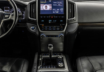Подержанный автомобиль Toyota Land Cruiser Suv 2018 года (13 фото)