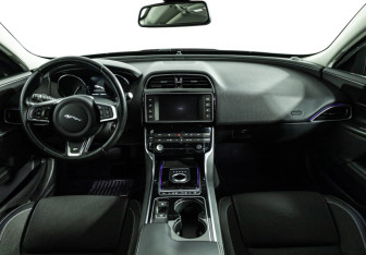 Подержанный автомобиль Jaguar XE 2015 года (13 фото)