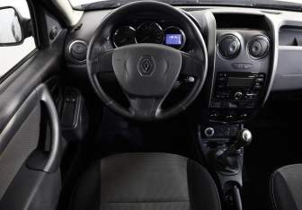 Подержанный автомобиль Renault Duster 2016 года (10 фото)