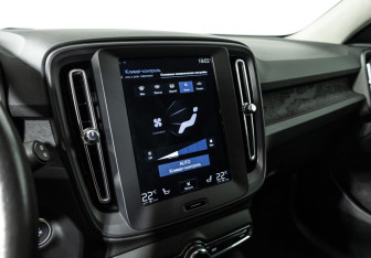 Подержанный автомобиль Volvo XC40 2019 года (17 фото)