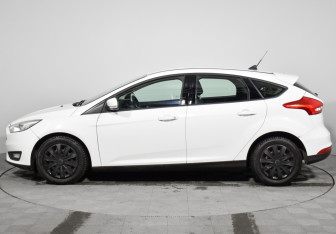 Подержанный автомобиль Ford Focus Hatchback 2017 года (8 фото)