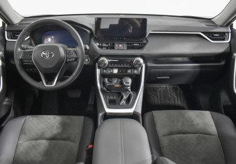 Подержанный автомобиль Toyota RAV4 2025 года (13 фото)