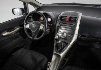 Подержанный автомобиль Toyota Auris Hatchback 2007 года (9 фото)