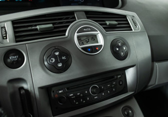 Подержанный автомобиль Renault Scenic 2008 года (15 фото)