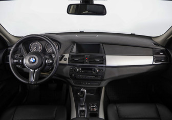 Подержанный автомобиль BMW X5 2010 года (10 фото)
