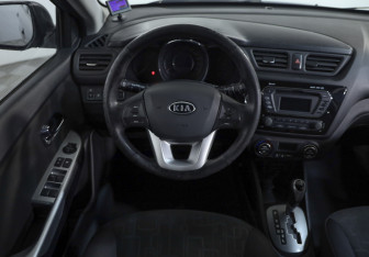 Подержанный автомобиль Kia Rio Hatchback 2013 года (9 фото)