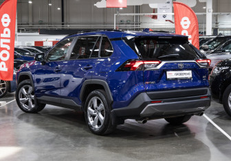 Подержанный автомобиль Toyota RAV4 2021 года (11 фото)