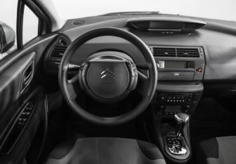 Подержанный автомобиль Citroen C4 Hatchback 2011 года (11 фото)