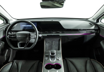 Подержанный автомобиль Omoda C5 2024 года (13 фото)