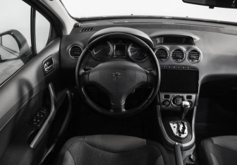 Подержанный автомобиль Peugeot 308 Hatchback 2010 года (10 фото)