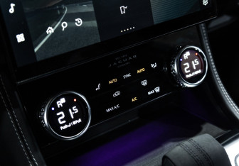 Подержанный автомобиль Jaguar F-Pace 2022 года (32 фото)