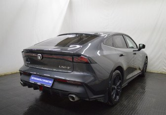 Подержанный автомобиль Changan UNI-V 2024 года (5 фото)