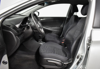 Подержанный автомобиль Hyundai Solaris Hatchback 2015 года (10 фото)